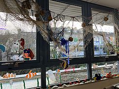 Uns geht’s toll hier, ganz wundervoll hier, unter dem Meer! (5b) Uns geht’s toll hier, ganz wundervoll hier, unter dem Meer! (5b)