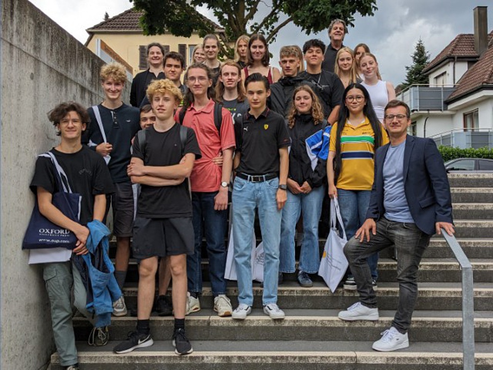 Gruppenfoto vor dem König-Ludwig-Haus Schülergruppe auf Treppe vor dem König-Ludwig-Haus