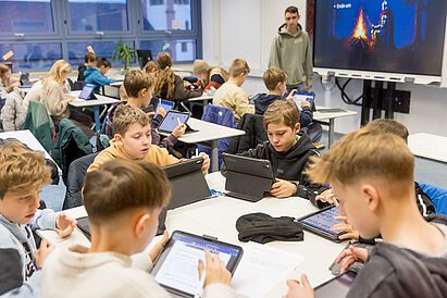 Vertieft in ein interaktives Lernspiel. Fotograf: Michael Pietschmann Projekttage_25_2_web