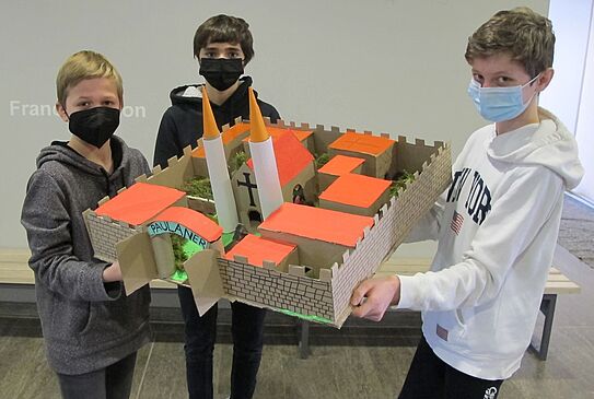 Schüler der 7c zeigen ihr Klostermodell Schüler der 7c zeigen ihr Klostermodell