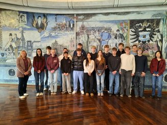 Schülergruppe im Rathaus