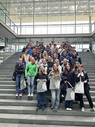 Auf den Stufen im Paul – Löbe – Haus 11bc_2