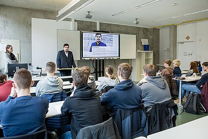 MdB_Niklas_Wagener_in_der_10b-2_Foto_Michael_Pietschmann_13