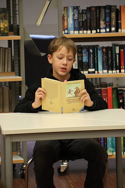 Elia, der diesjährige Sieger des Vorlesewettbewerbs, in Aktion Elia, der diesjährige Sieger des Vorlesewettbewerbs, in Aktion