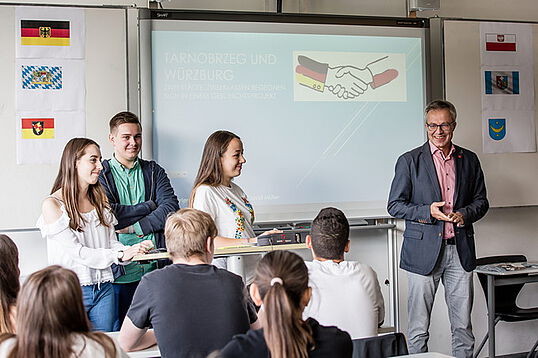 Schüler der Klasse 10 d und Schulleiter OStD M. Schmitt bei der Präsentation der Stadtflyer, Foto: M. Pietschmann polen_2019_2
