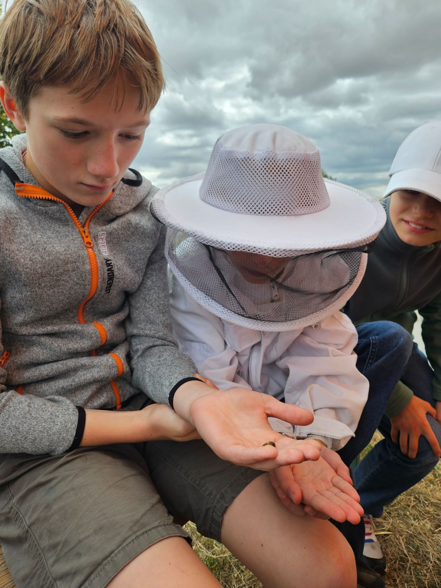 Kinder mit Bienen