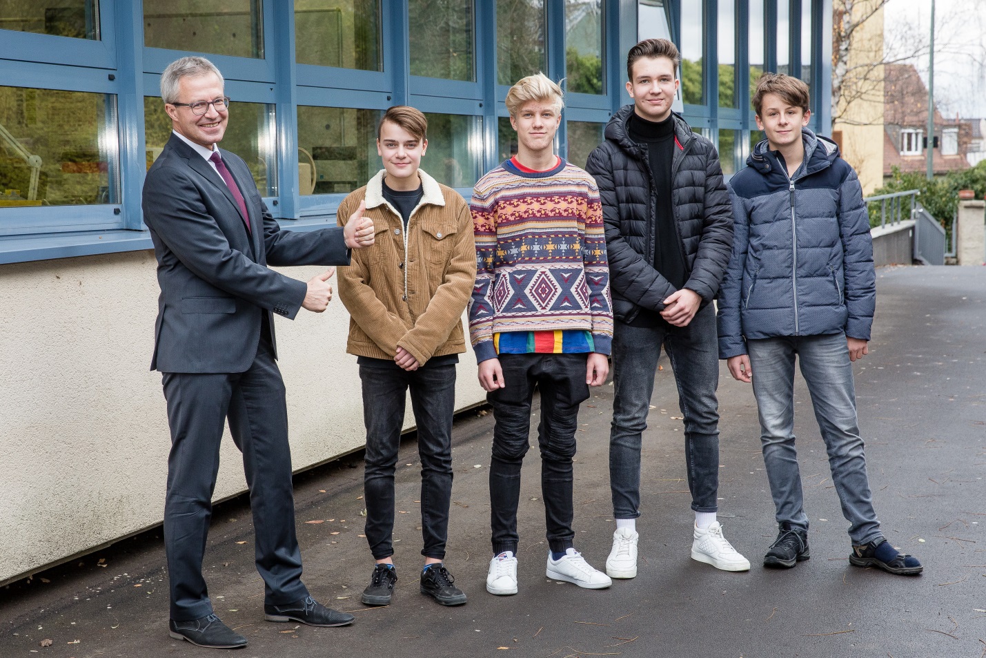 Die ehrenamtlich engagierten DHG-Schüler (von rechts) Jakob, Lukas, Finn und Christian mit Schulleiter Michael Schmitt. (Es fehlen: Jonathan und Julia).